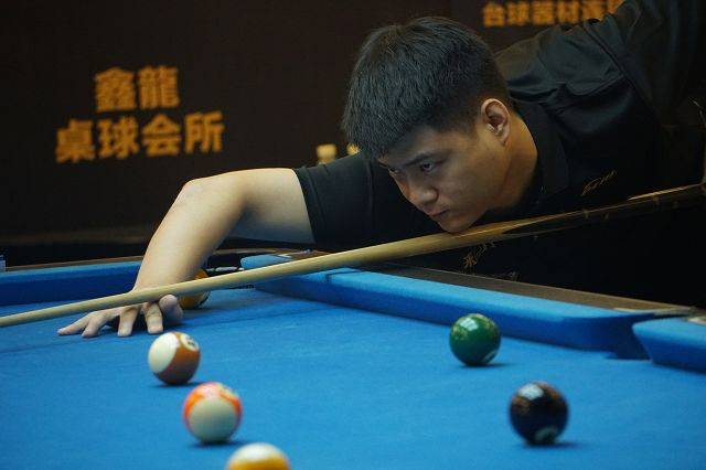 埃杜在高铁站被围满，合同今年到期，他说明年也希望在深圳