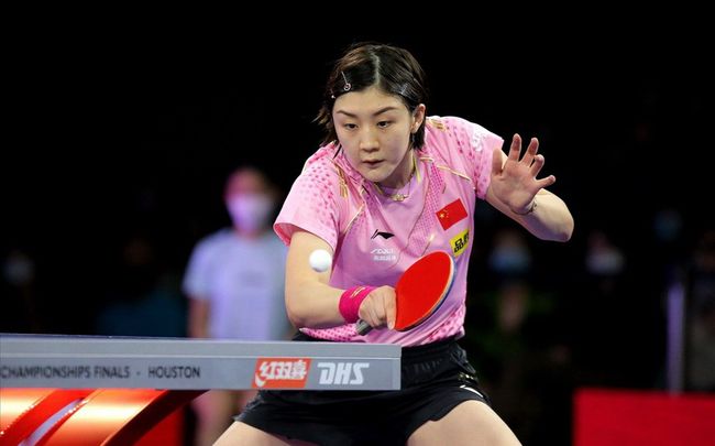 汪涵陪儿子参加马术比赛，嚼槟榔一脸享受，与老婆交替带娃引热议