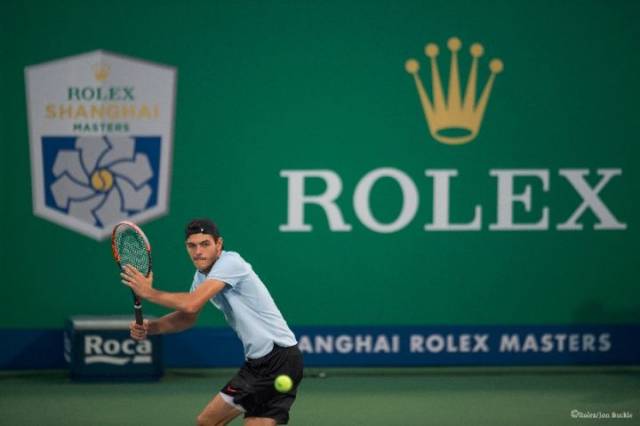 前锋关键射门锁定胜局