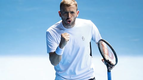 足球中超球队旅程曝光，航班延误引不满